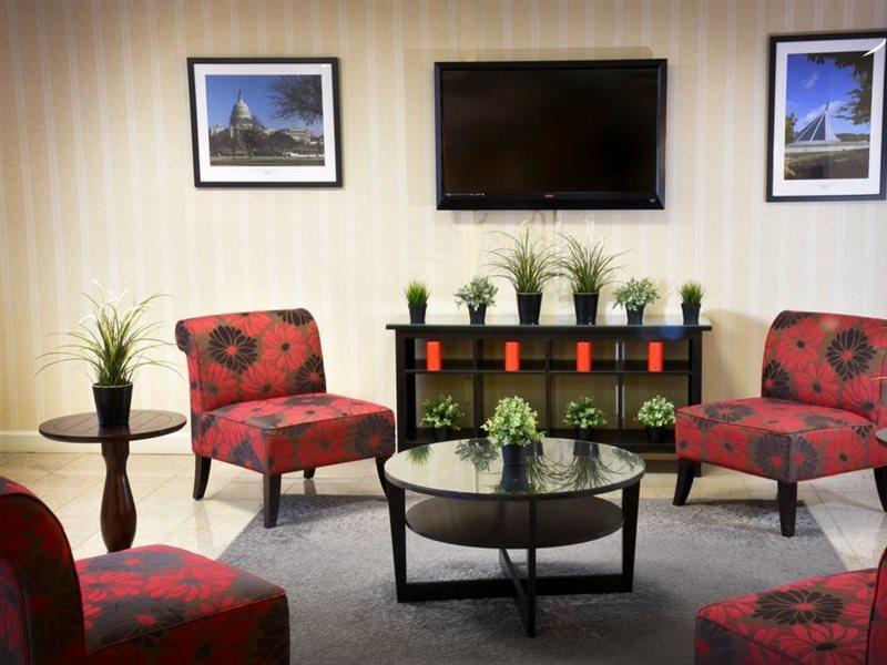 Hotel Ramada By Wyndham Triangle/Quantico Exterior foto
