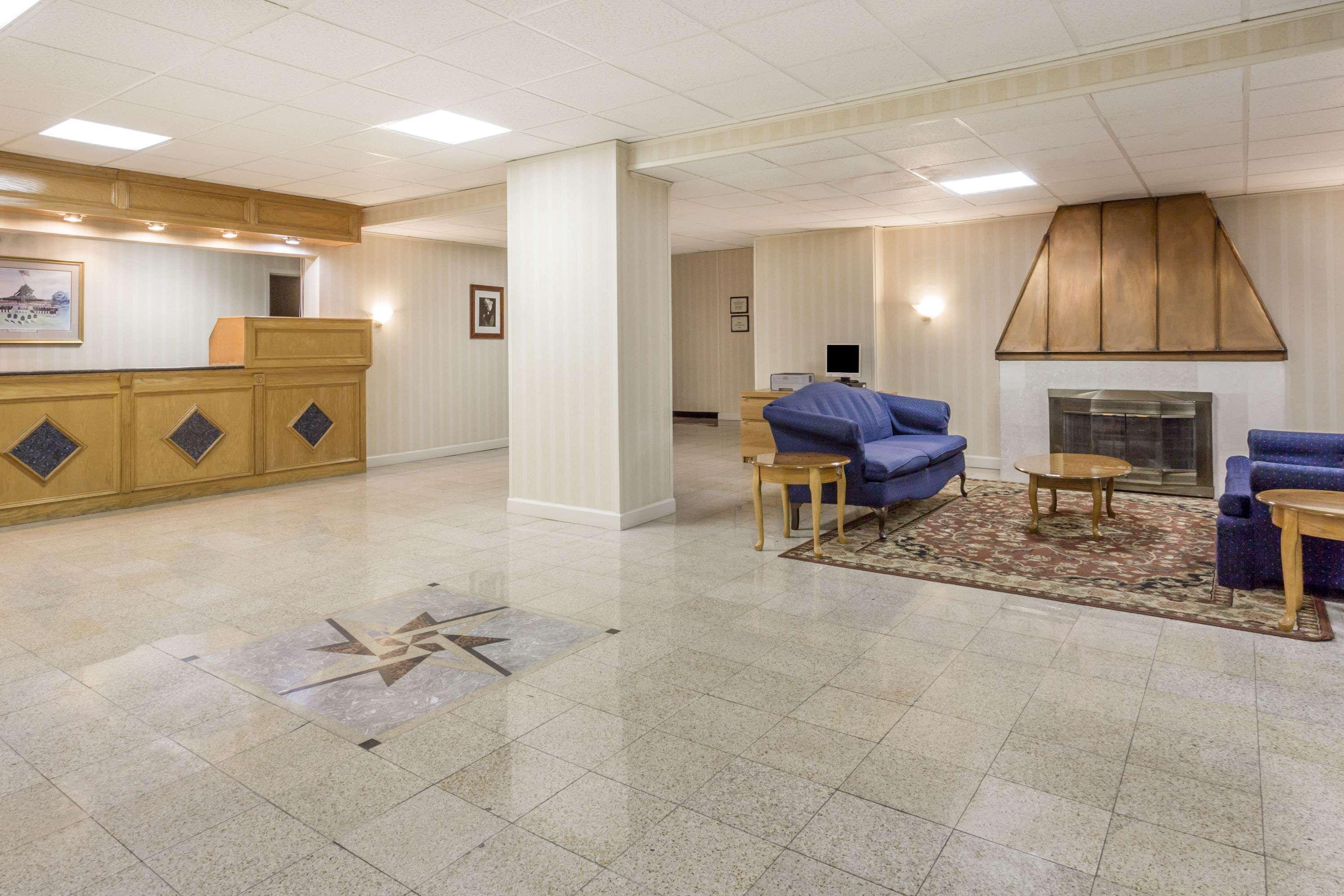 Hotel Ramada By Wyndham Triangle/Quantico Exterior foto